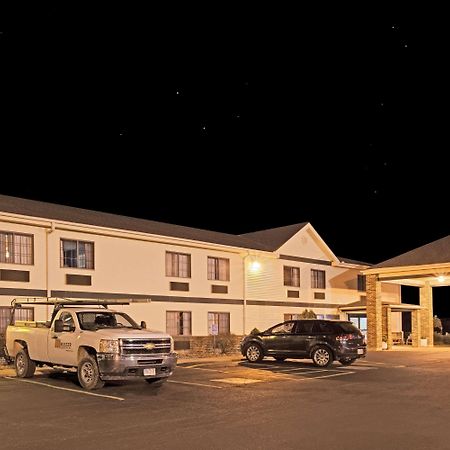 Super 8 By Wyndham Defiance Hotel Exterior photo